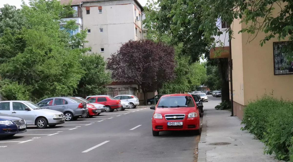 Primarul Robu vrea ca pe locurile de parcare dintre blocurile din Timișoara să fie doar mașini înmatriculate în Timiș