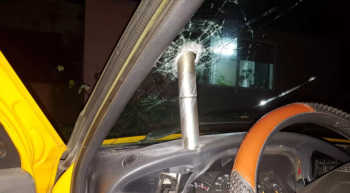 Un trasor militar s-a înfipt în parbrizul maşinii unui craiovean