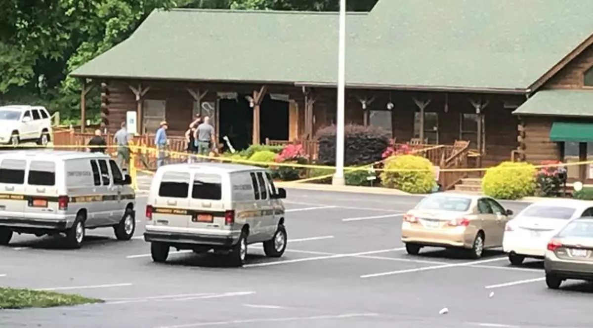 Un bărbat din Carolina de Nord a intrat cu mașina în restaurantul unde lua masa familia sa. Și-a ucis fiica și nora