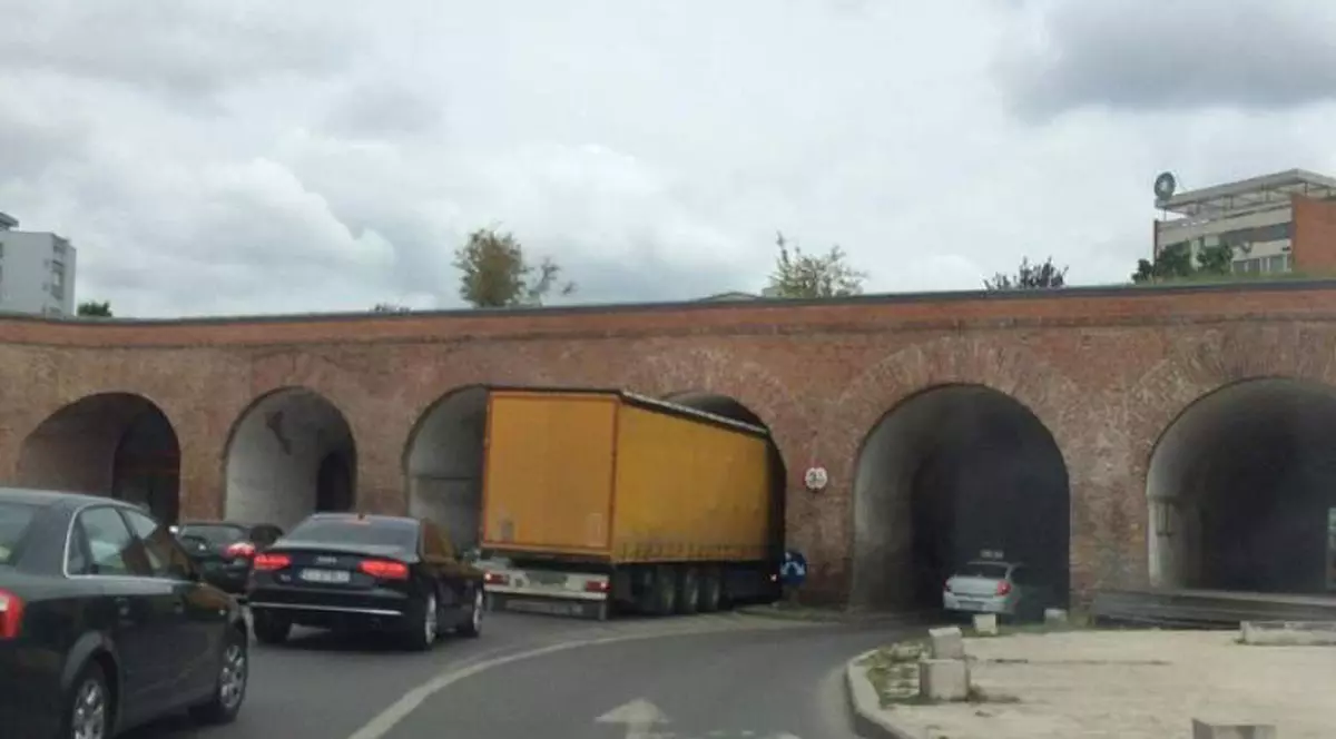 Un camion a intrat în tunelul Bastionului Theresia din Timişoara