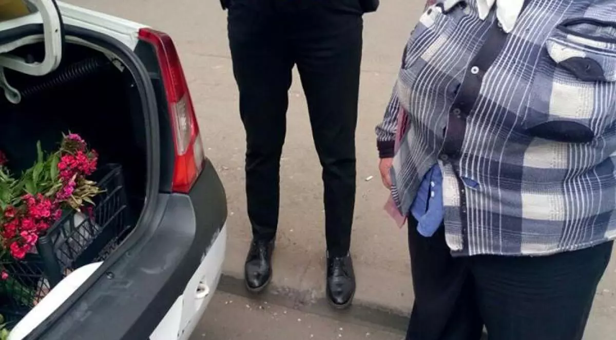 Poliția Sectorului 6 a descins asupra bătrânelor care vând la colț de stradă. O femeie din sectorul 6 e legitimată de Poliția Locala, în timp ce vinde bujori direct din portbagajul unui Logan