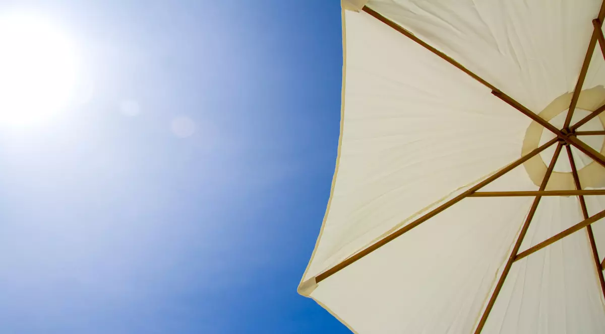 Prognoza meteo pentru perioada 2-15 iulie. Soare, pe un cer senin, alături de o umbrelă albă