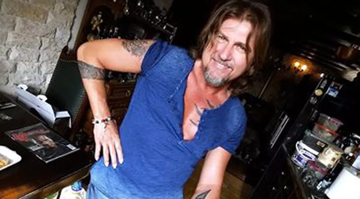 Folkistul Adrian Sărmășan a fost operat la ambii ochi