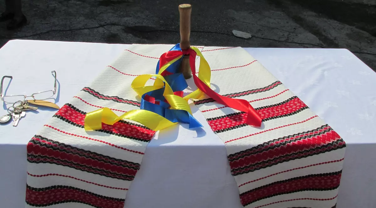 Profesor la școala românească din Tiraspol. Masa cu ștergar țărănesc și tricolor pe ea