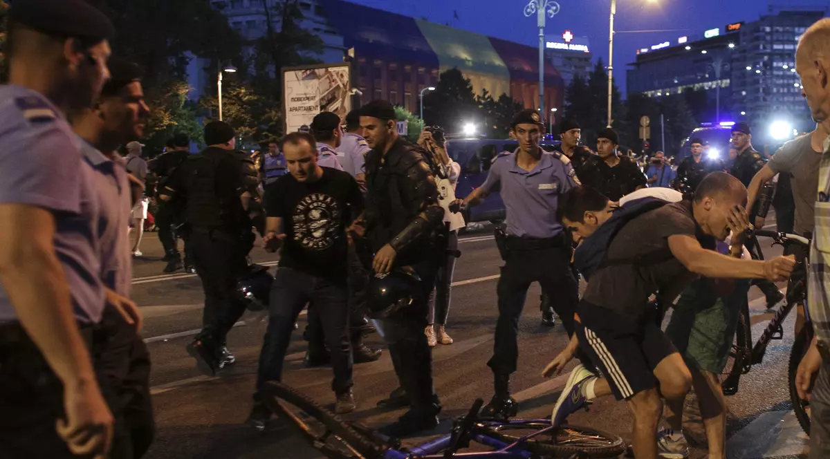 VIDEO / Momentul în care jurnalistul german este ridicat de jandarmi, în timpul protestelor din Piața Victoriei