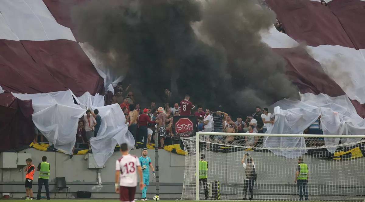 Derby-ul CSA Steaua - Academia Rapid a luat foc. Meciul care decide echipa care accede în barajul de promovare în Liga 3 s-a desfășurat într-o atmosferă incendiară. Toate imaginile de pe Arena Națională.