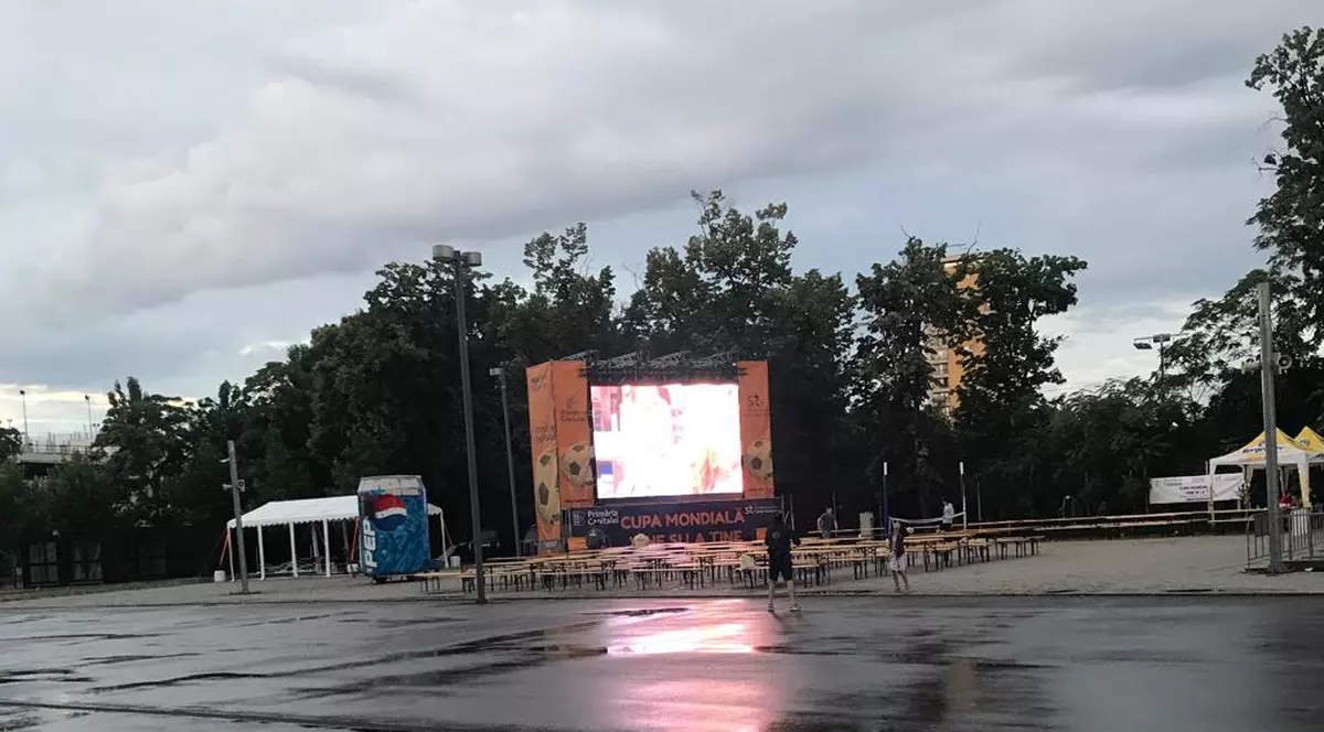 Primăria Capitalei n-are mușterii, la ecranul amplasat lângă Arena Națională. Ploaia i-a alungat pe microbiști / GALERIE FOTO & VIDEO