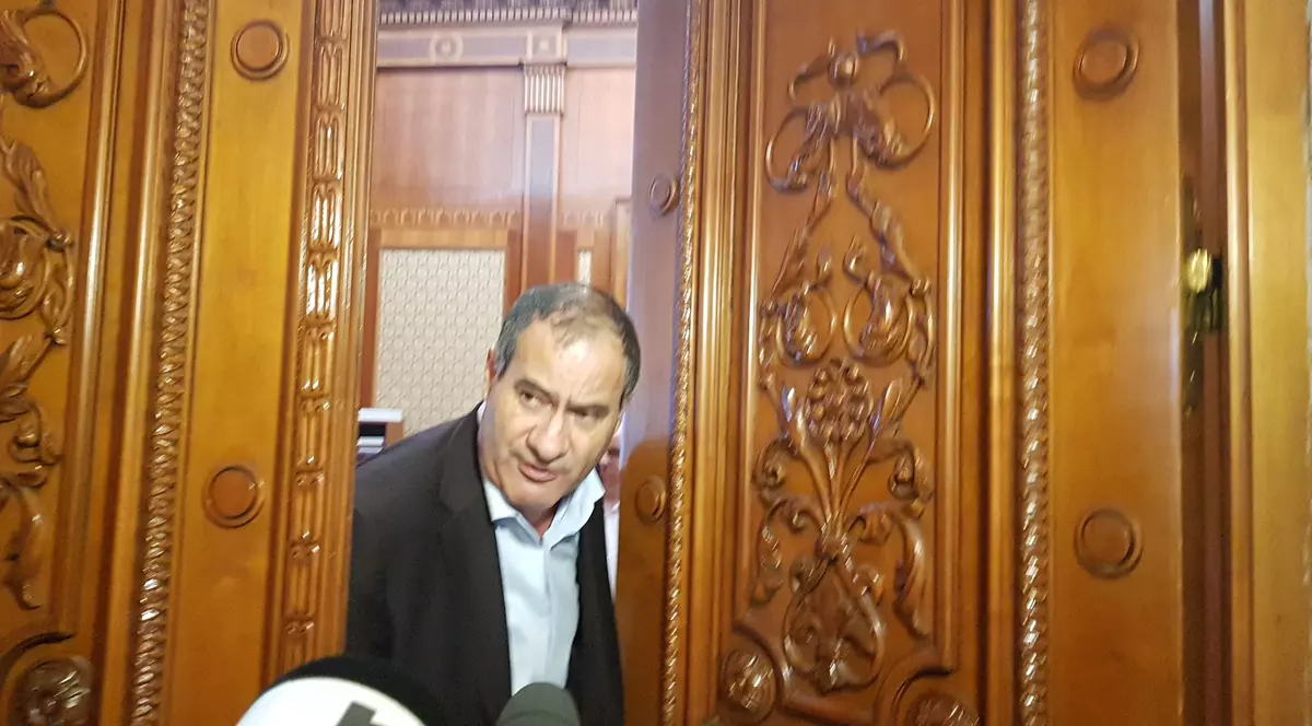Reacțiile politicienilor, după ce au fost huiduiți în Parlament: ”Într-o țară civilizată, ar fi fost luați cu duba”