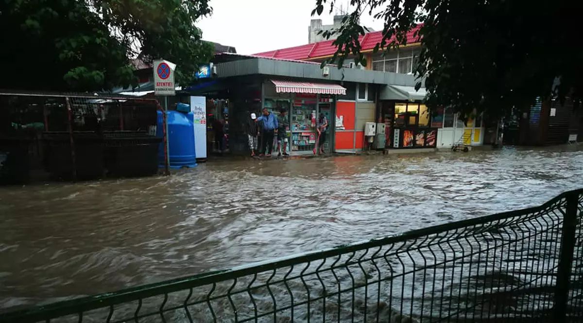Zona centrală a muncipiului Tulcea a fost inundată în urma unei ploi torențiale
