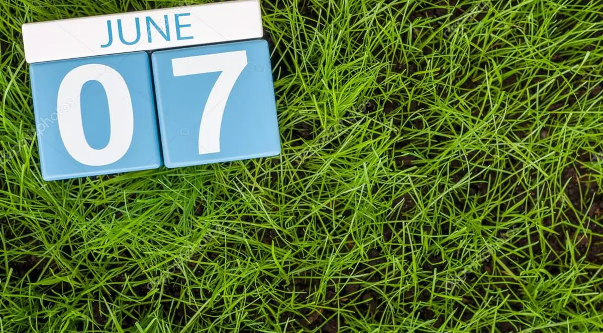 Ce s-a întâmplat azi, 7 iunie. Iarbă verde, pe care scrie, într-un colț 7 iunie... în limba engleză