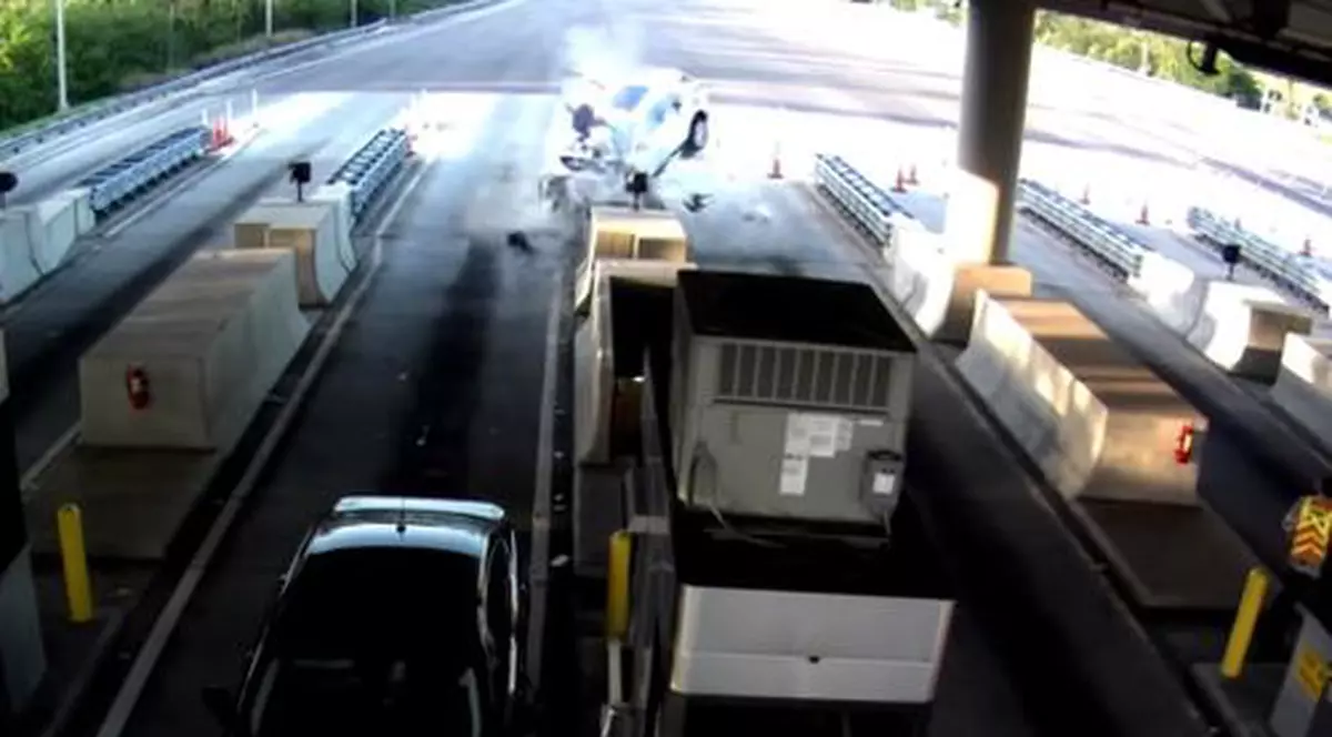 Pasagerul unei mașini a fost aruncat 20 de metri prin aer