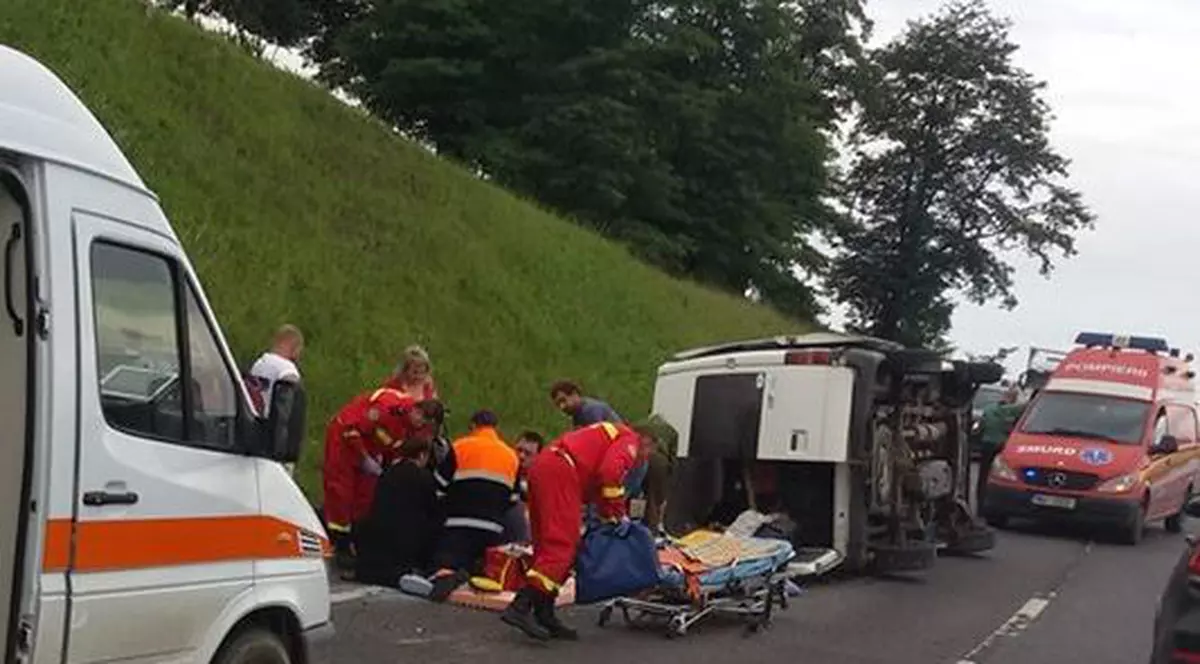 Un microbuz s-a răsturnat pe DN14, în județul Sibiu. Bagaje pe asfalt, microbuzul răsturnat, ambulanțe, medici și victime.... la locul acidentului