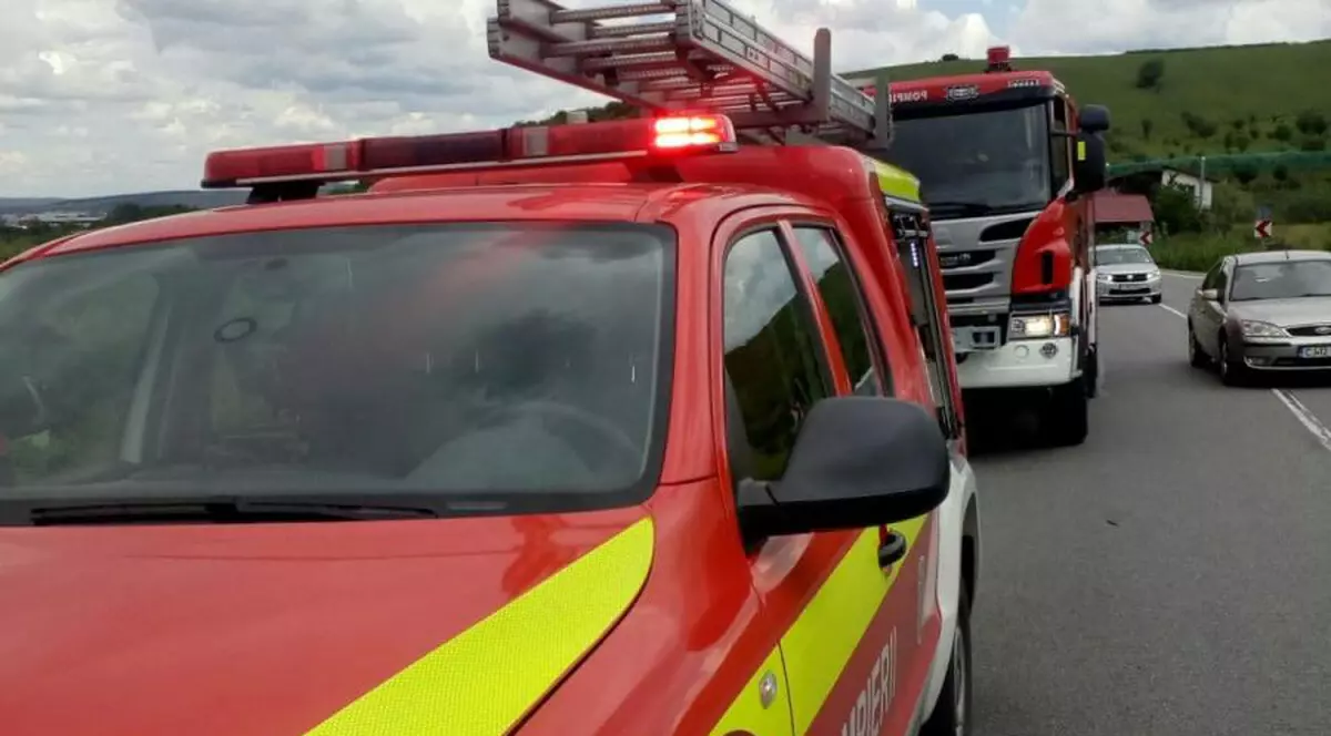 O fată de 25 de ani a murit după ce a intrat cu mașina într-un copac, la Brăila, pe o ploaie torențială