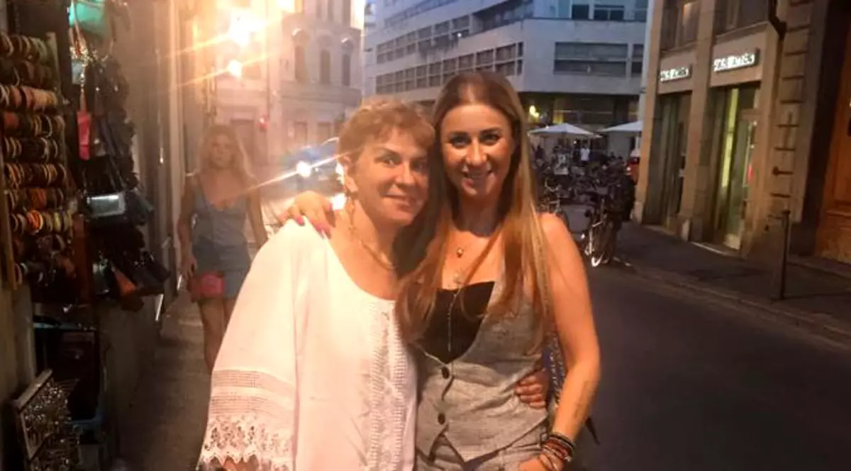Gest impresionant făcut de Anamaria prodan la mormântul mamei sale. A împărțit pachete de 5.000 de euro