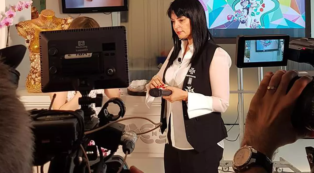 Foto EXCLUSIV/ Andreea Marin, în lacrimi! Și-a scos peruca, s-a demachiat și a început să plângă în public. ”Jos masca!”