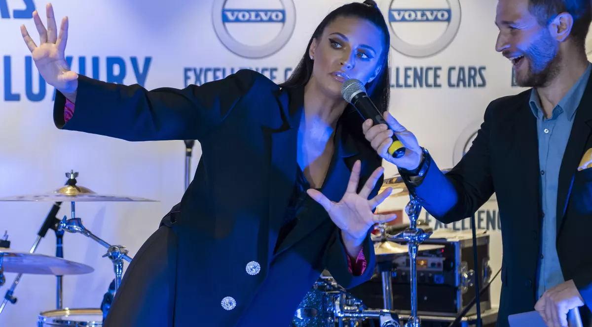 Alex Velea, la plimbare cu fetița Antoniei, pe străzile din Italia