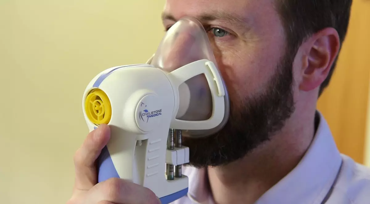 Un inginer britanic a inventat aparatul care depistează cancerul prin respirație