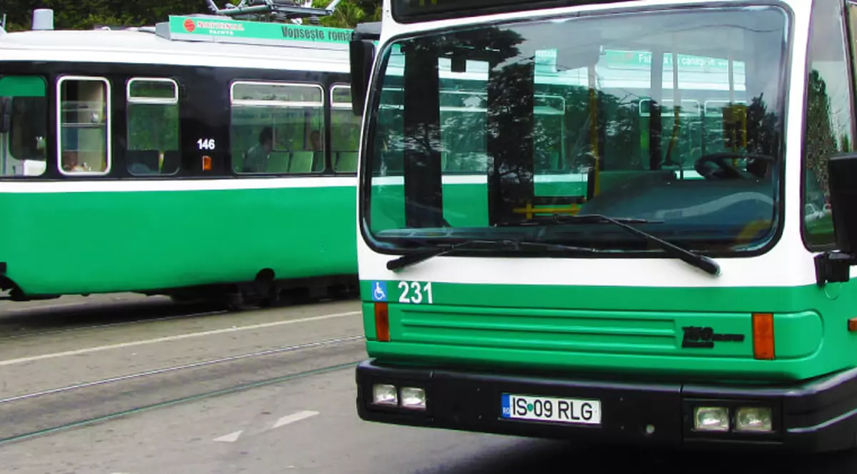O femeie a fost lovită de un autobuz care nu avea frâna de mână trasă, în Iași. Autobuzul a izbit o altă mașină și o tonetă cu pepeni