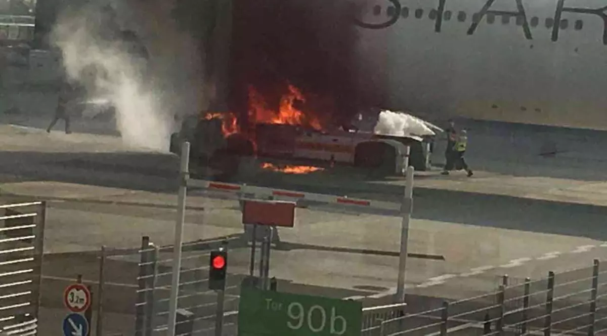 Un avion a luat foc pe aeroportul din Frankfurt
