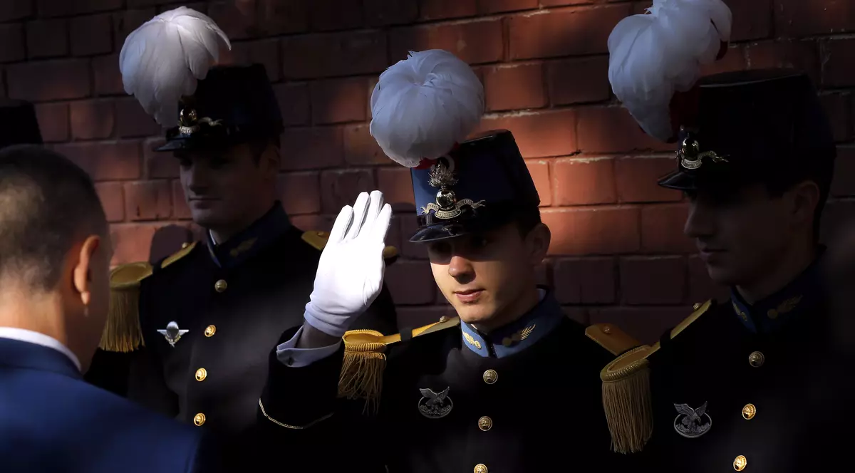 Macron vrea să reintroducă serviciul militar obligatoriu pentru fete și băieți în Franța