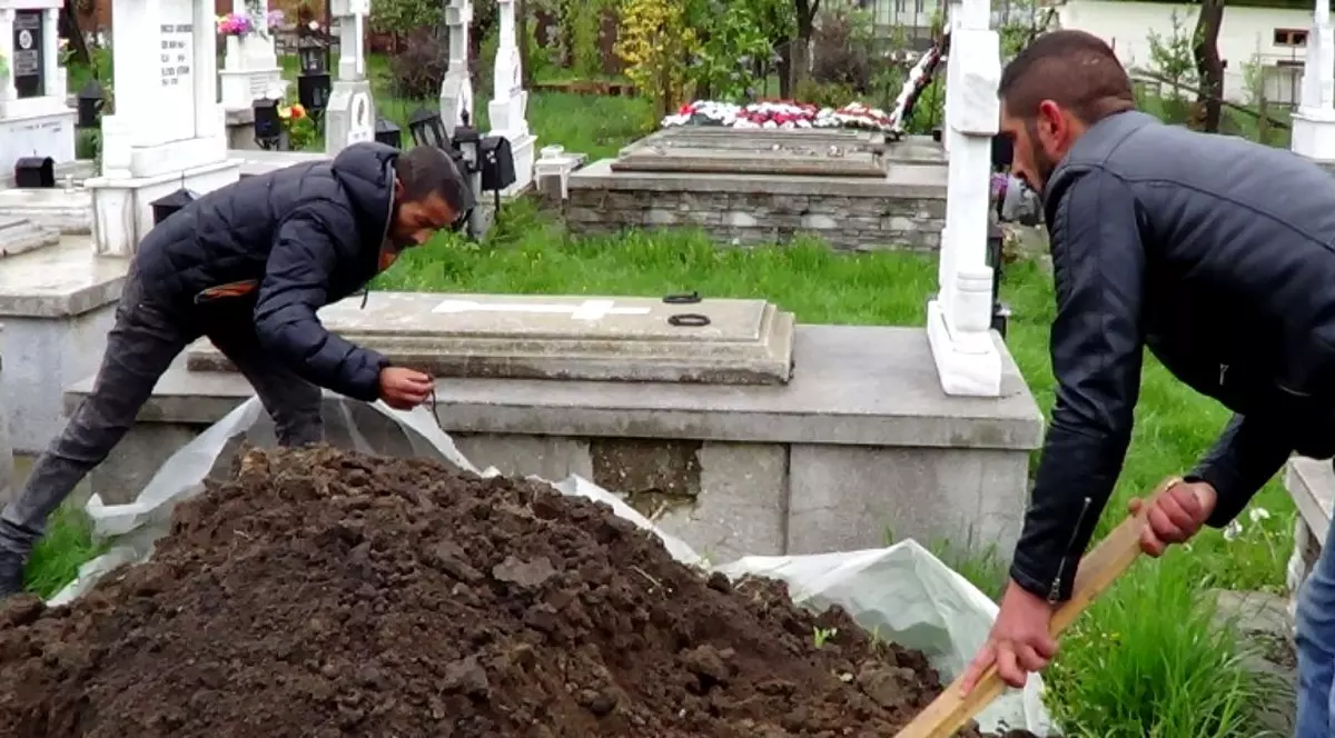 Bătrân de 79 de ani, amendat cu 60.000 de lei pentru că își săpa cavoul cu doi muncitori