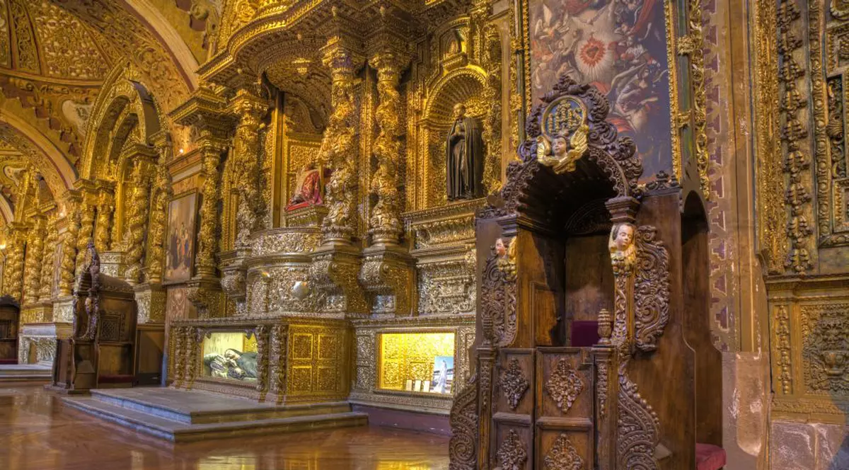 Două sacoșe pline cu bani au fost descoperite în confesionalul unei biserici