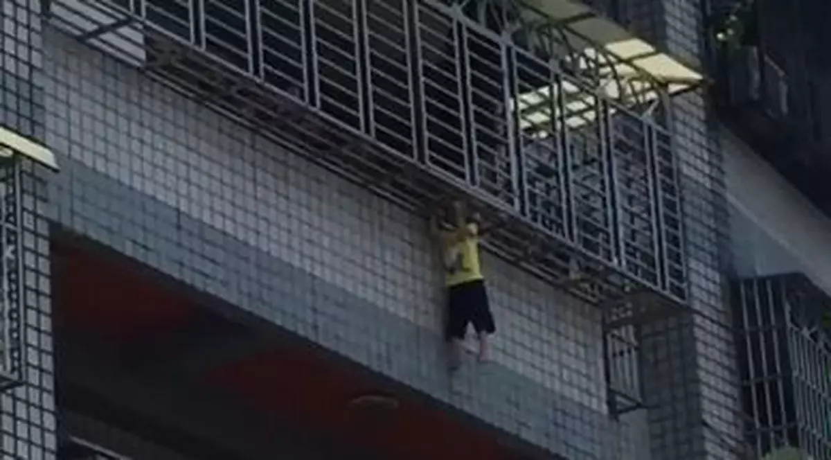 VIDEO | Salvarea miraculoasă a unui băiețel din Taiwan care a rămas prins între barele metalice ale unui balcon
