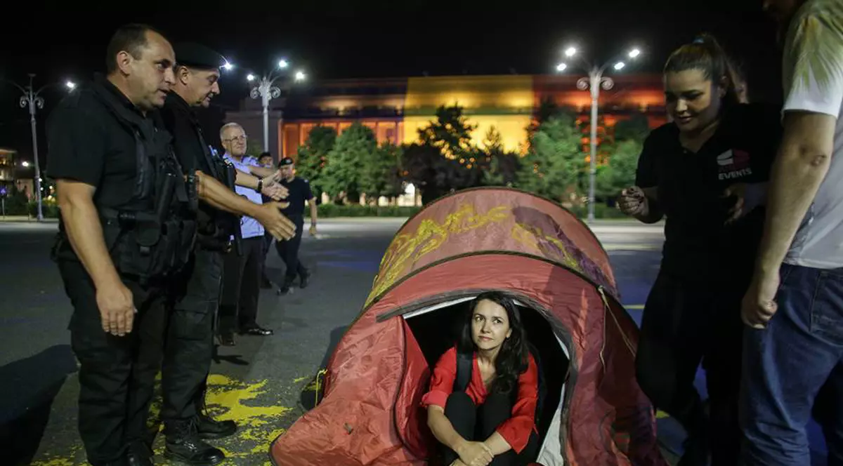 Protest la Guvern, marți seară. O tânără şi-a instalat un cort, care a fost ridicat de Poliţia Locală