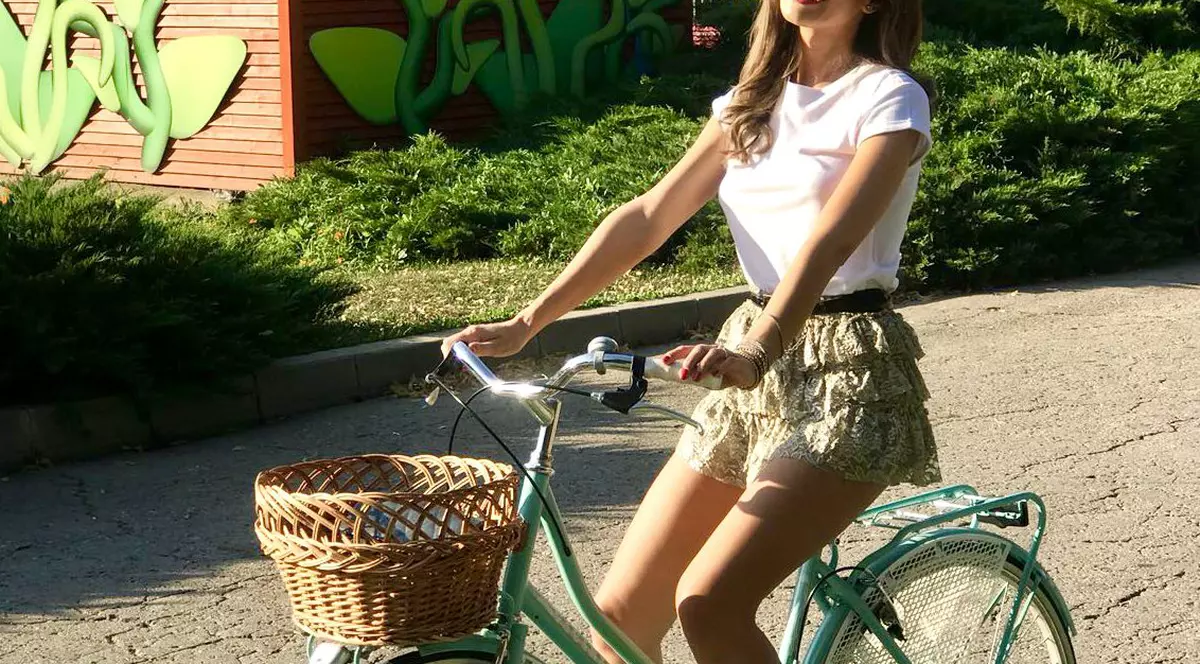 Prezentatoarea Cristina Mihaela Dorobanțu înlocuiește mașina cu bicicleta. Face și 30 km pe zi
