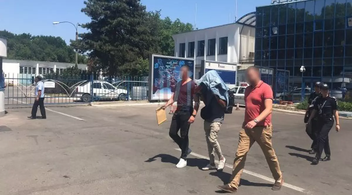 Doi DJ olandezi au fost prinși cu droguri în Aeroportul din Iași. Tinerii aveau un comportament bizar