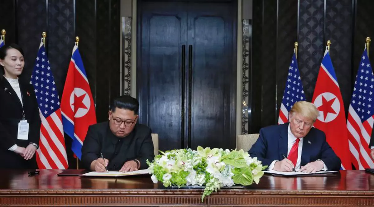 Donald Trump și Kim Jong-un au semnat „un document istoric” (FOTO: EPA-EFE/KEVIN LIM / THE STRAITS TIMES)