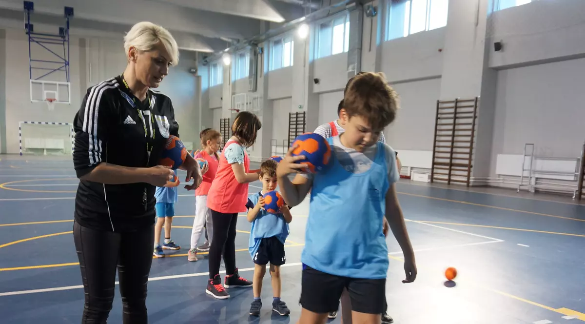 Ramona Farcău îi învață handbal pe copii / GALERIE FOTO