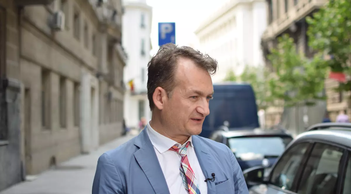 Adrian Coman candidează la europarlamentare. Românul care a obținut drepturi egale pentru cuplurile LGBT, înscris în USR