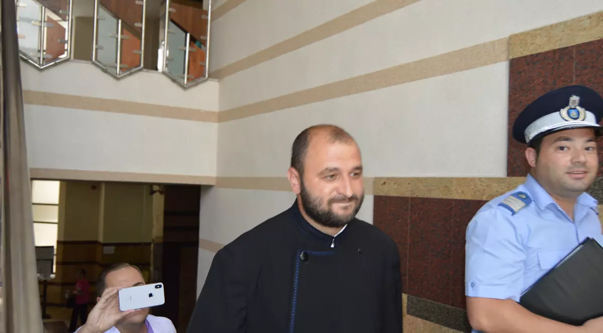 Preotul care ar apărea în filmulețul pornografic cu fostul episcop de Huși nu recunoaște înregistrările video