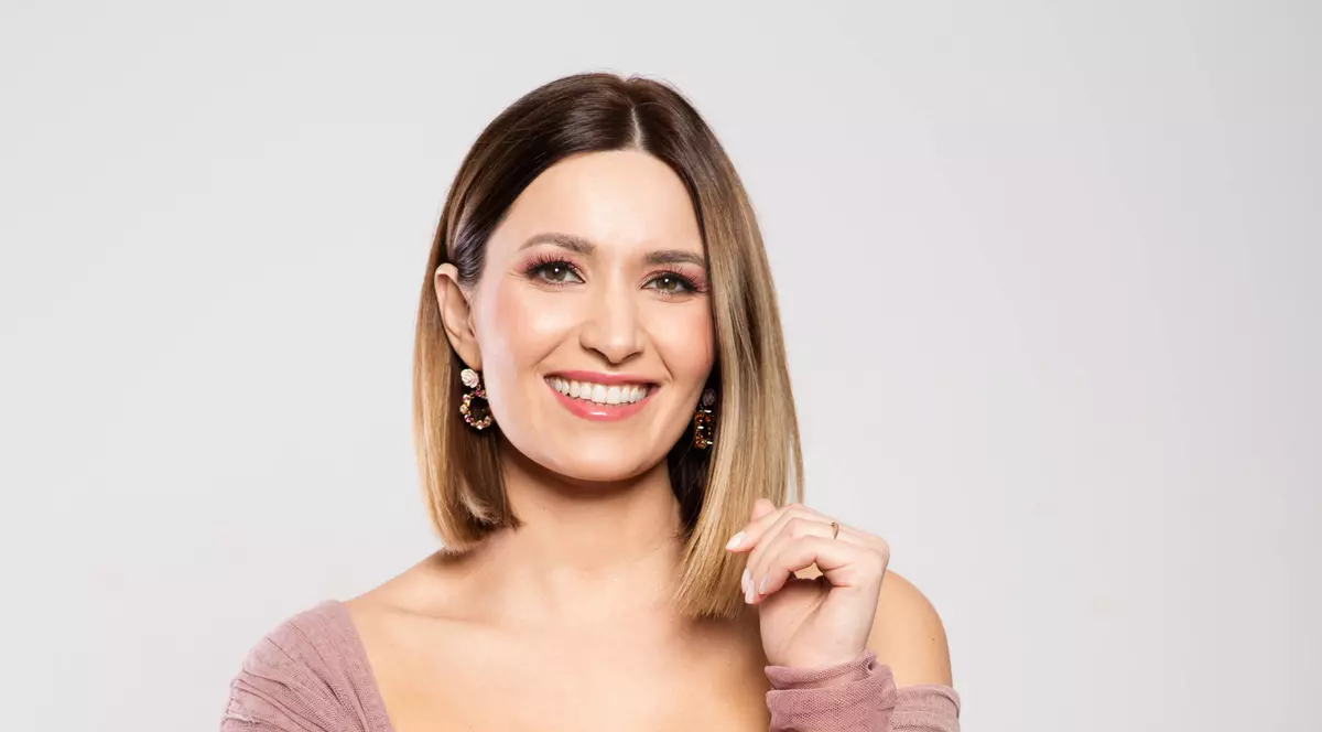 Ela Crăciun muncește 10 ore pe zi în luna a șasea de sarcină