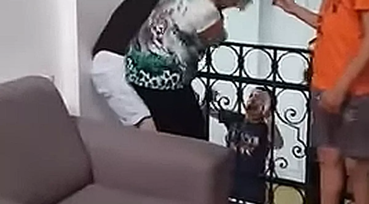 Elevă cu deficiențe de auz, bătută de pedagogă la Cluj. Imagine din timpul bătăii încasate de fată