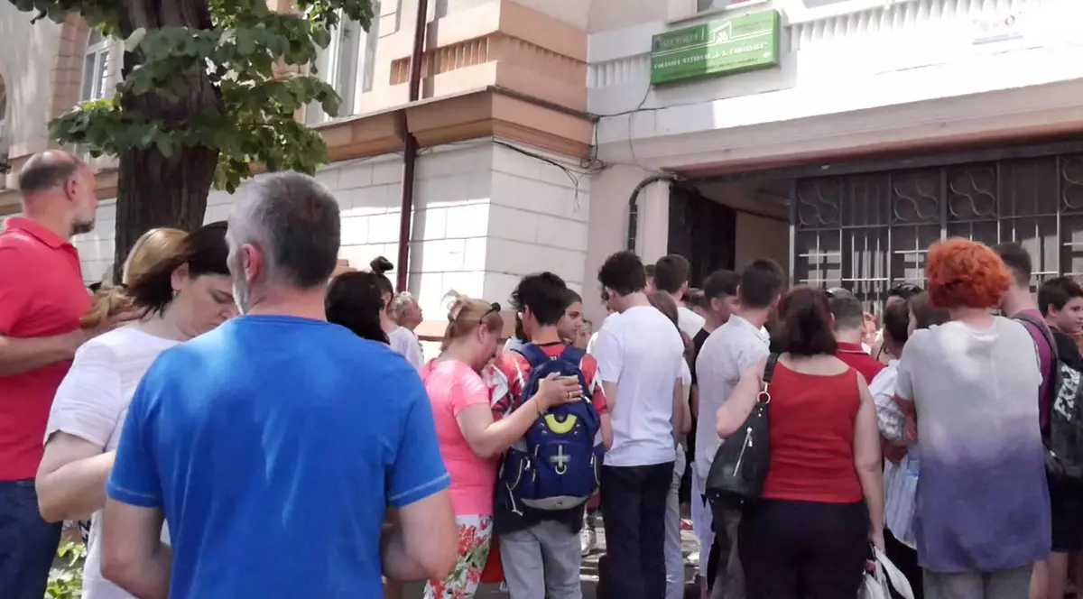 Câte note de 10 au fost obținute la Evaluarea Națională 2018. Părinți și elevi, strânși în fața unui liceu, la proba de matematică