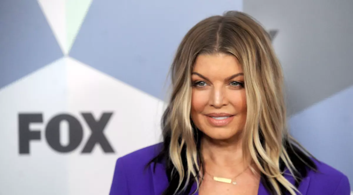 Comcast oferă 65 de miliarde de dolari pentru Fox, intrând în luptă directă cu Walt Disney, care anterior a anunțat o ofertă de 52 de miliarde de dolari. Fergie la un eveniment Fox, cu logo-ul Fox în spate