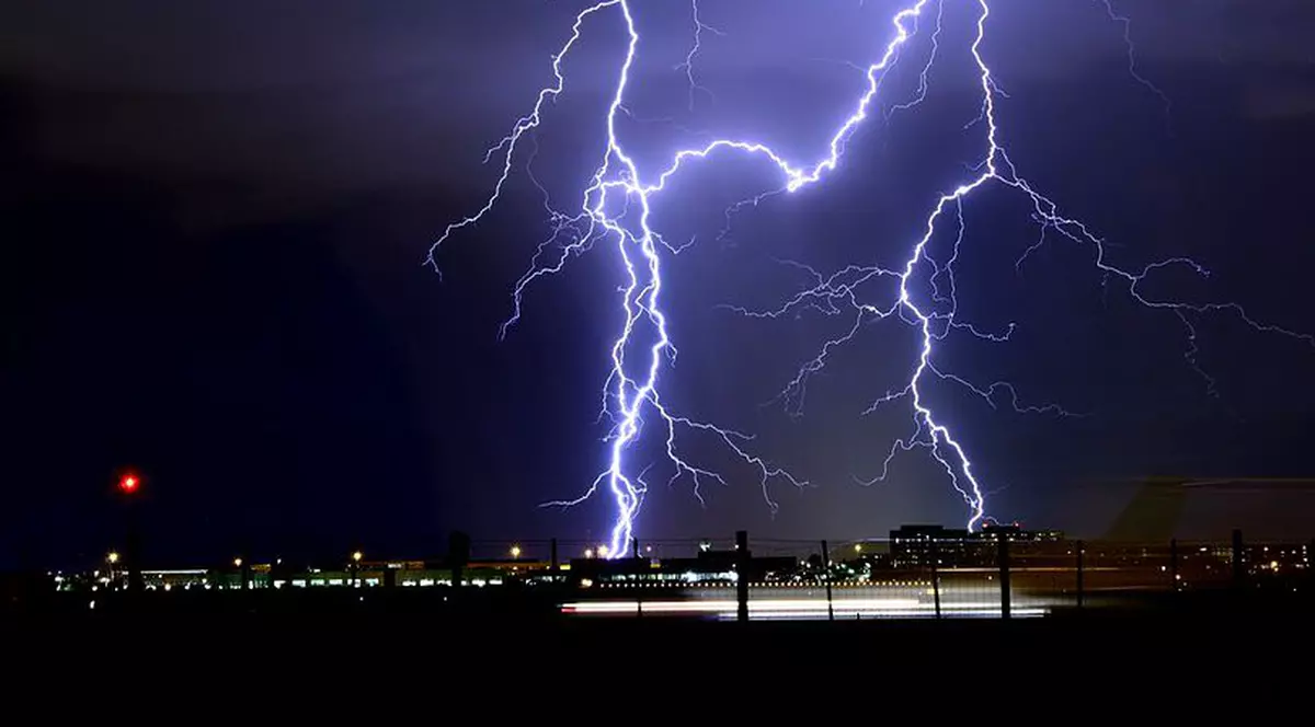 Un copil de 13 ani din Bacău a murit lovit de trăsnet