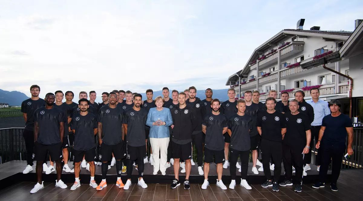 Angela Merkel cu naționala de fotbal a Germaniei