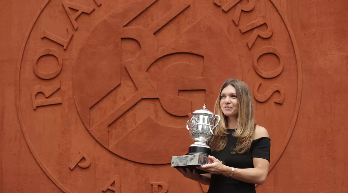 Simona Halep vine acasă cu o replică a trofeului Suzanne Lenglen. Originalul rămâne la Federația Franceză de Tenis