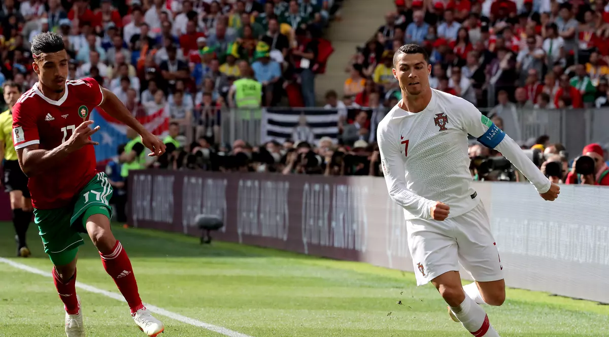 Fanii Iranului nu i-au lăsat pe portughezi să doarmă! Ronaldo (în alb) e șicanat și pe teren, și la hotel