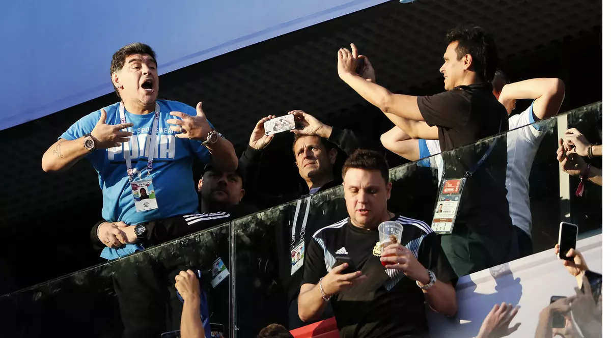 Nebunia lui Maradona, la Campionatul Mondial de fotbal Rusia 2018. ”Butoiașul” a urlat, a dormit, s-a trezit și a făcut semne obscene la meciul Argentina - Nigeria