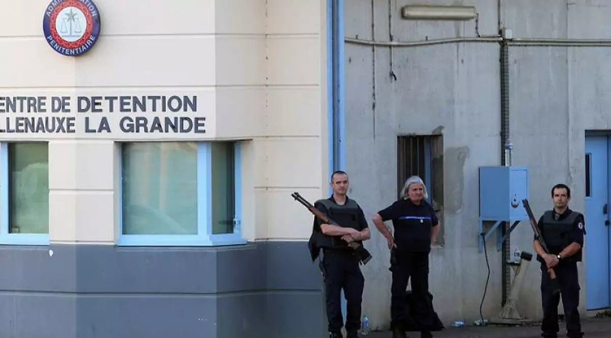 Un român a luat ostatic un gardian, în închisoarea din Franţa unde era închis