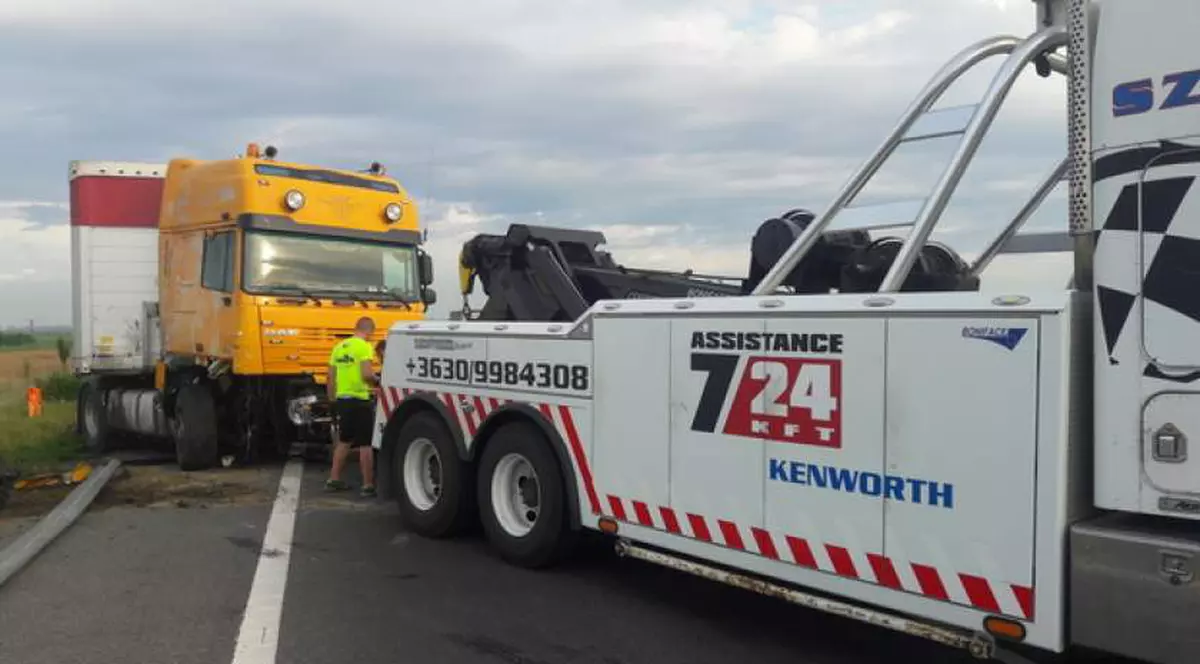Accident cu trei români răniţi grav în Ungaria. Un TIR şi o camionetă, s-au ciocnit la 20 de km de graniţă