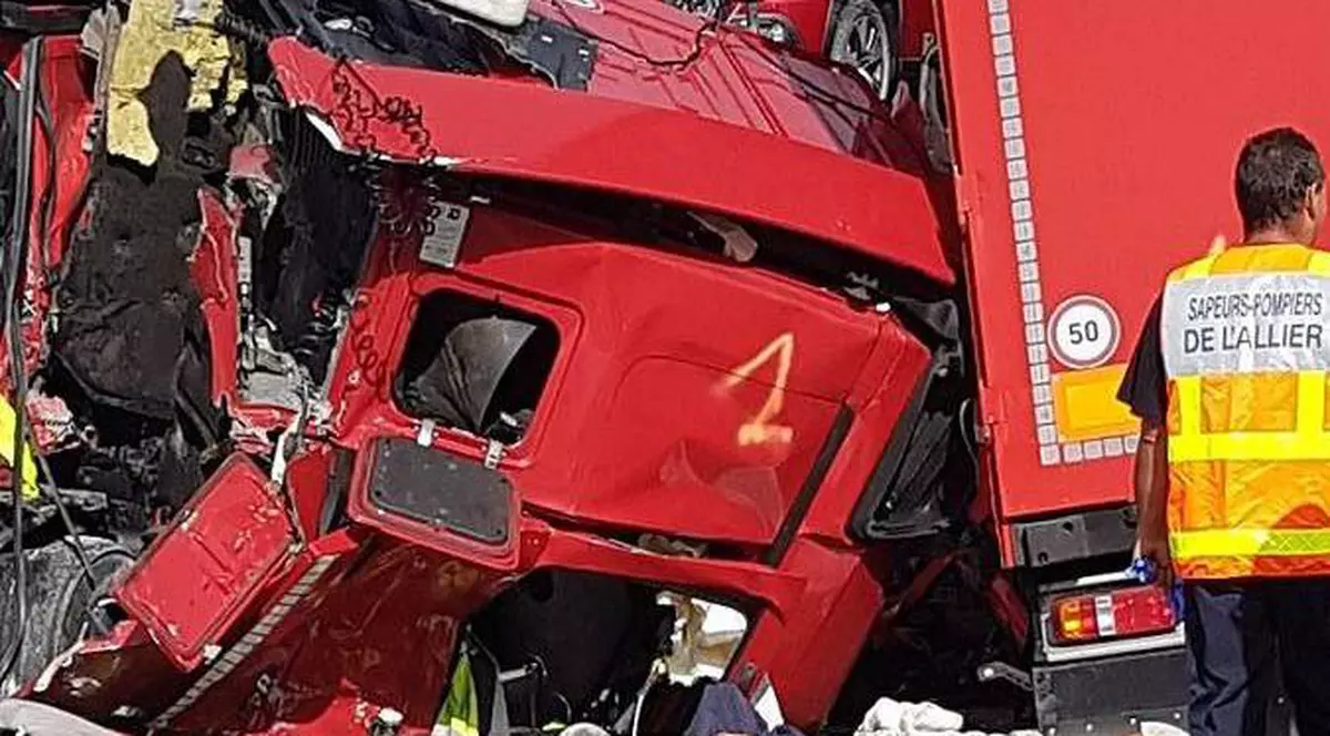 Accident cu cinci camioane în Franţa. Un şofer român şi unul ceh au murit pe loc