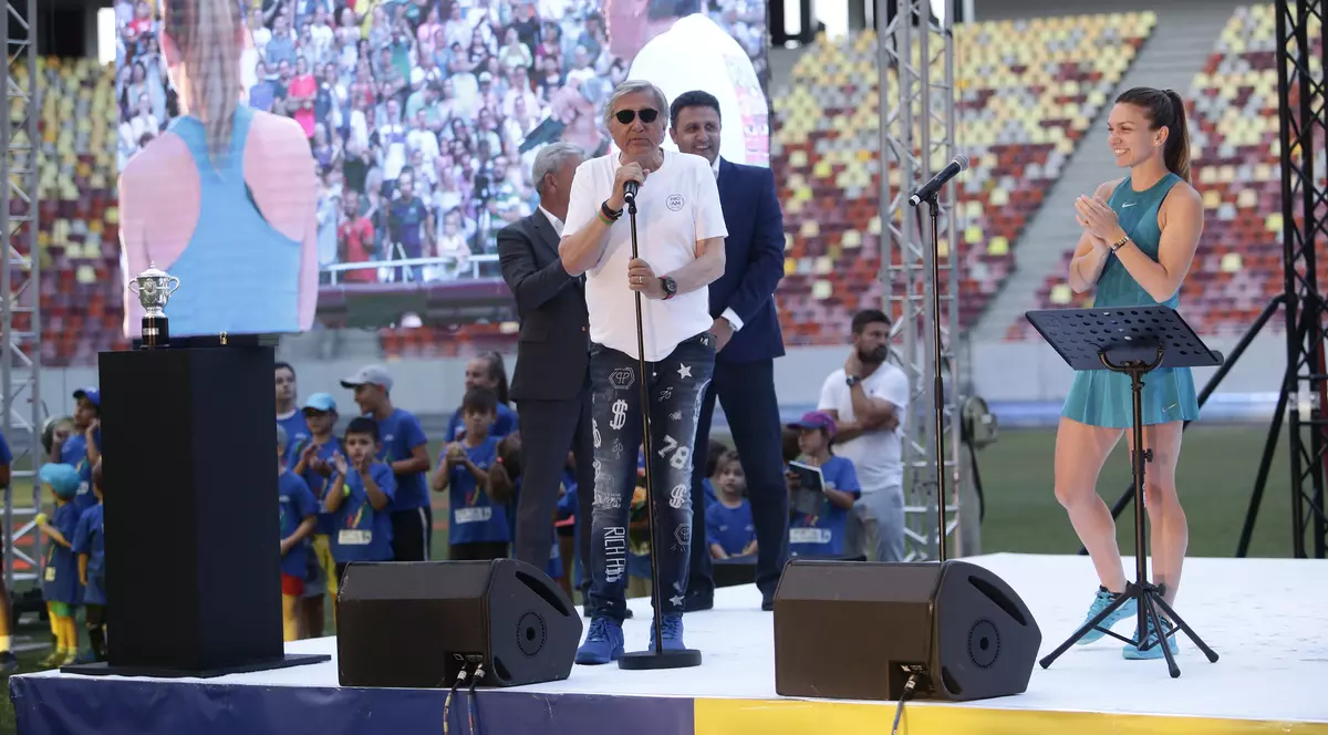 Ilie Năstase, la microfon FOTO: Dumitru Angelescu