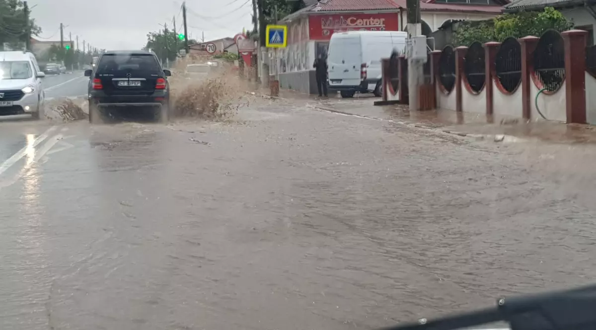 Rupere de nori pe litoral între Costinești și Tuzla. Subsolul unui hotel din stațiunea de tineret a fost inundat