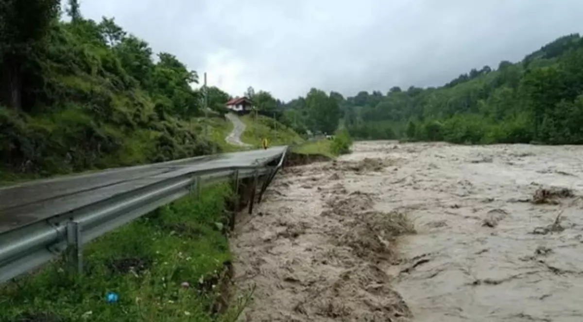 Cod roșu de inundații pentru județele Brașov și Covasna. Inundații