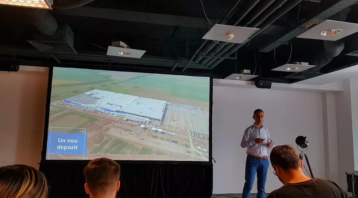 Iulian Stanciu, șeful eMag, arată lucrările la noul depozit pe care retailerul îl construiește lângă București